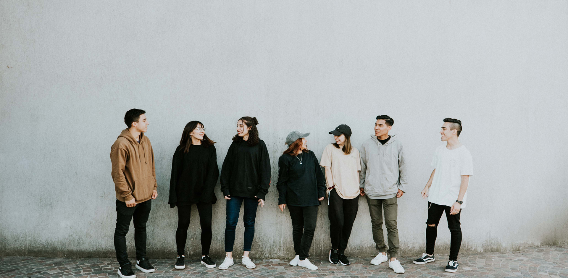 Jugentliche vor einer Mauer